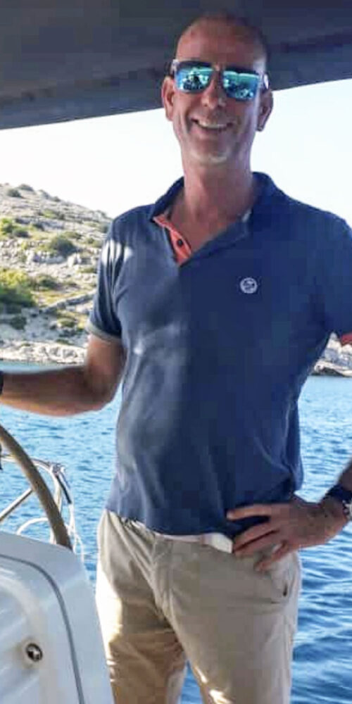 Skipper Tom am Steuer der Wolke 7 in einer Kroatischen Bucht