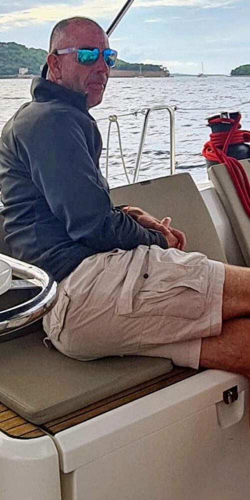 Skipper Tom auf einem seiner Boote in einer Kroatischen Bucht