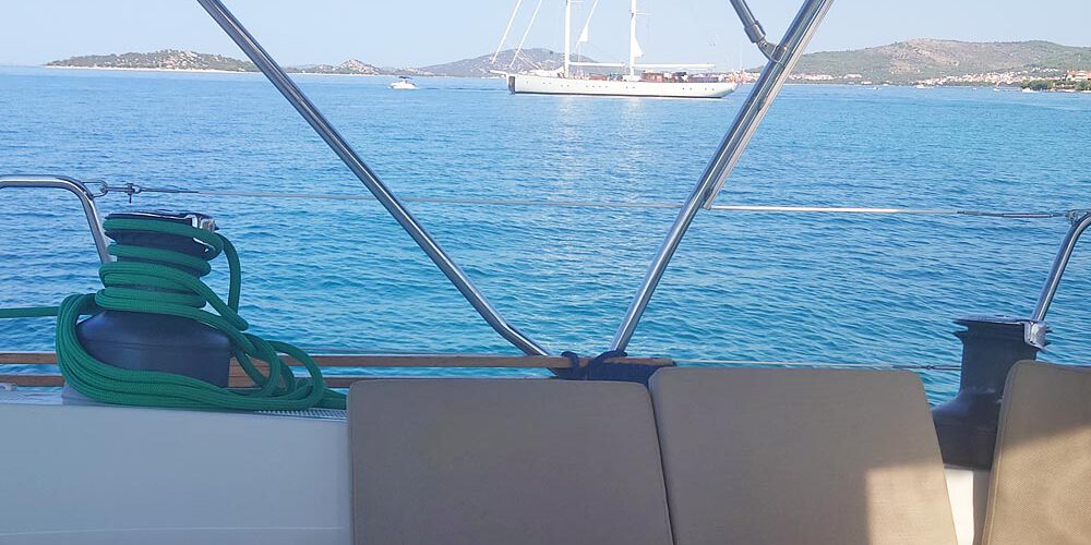 Yachtcharter in Kroatien mit TWsailing. Segelboote der Spitzenklasse. Blick auf einen Zweimaster vor Anker.