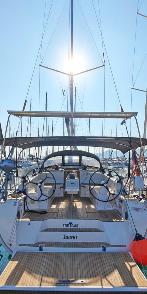 Yachtcharter in Kroatien mit TWsailing. Segelboot Taurus in der Marina.