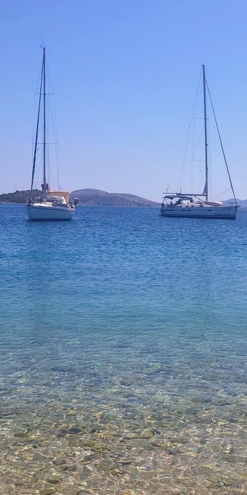 TW Sailing Yachtcharter. Zwei Segelboote in einer kroatischen Bucht vor Anker.